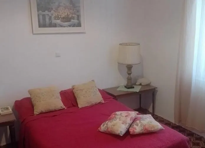 Efterpi's Tower House! εύ τέρπω She Who Brings Joy בית נופש *