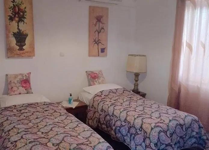 בית נופש Efterpi's Tower House! εύ τέρπω She Who Brings Joy *