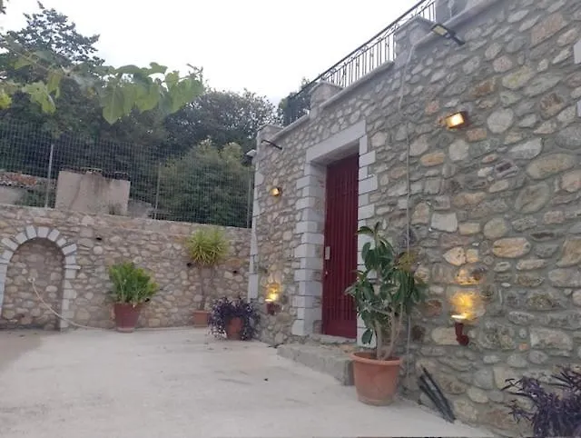 בית נופש Efterpi's Tower House! εύ τέρπω She Who Brings Joy